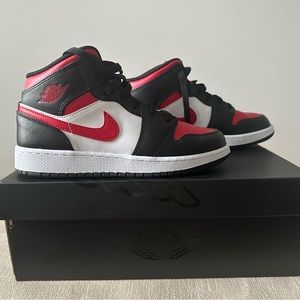 Jordan 1 -  Jnr 5.5 also fits 7 woman’s Black & Red